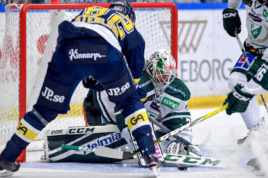 s Kevin Stenlund och Färjestads målvakt Lars Haugen