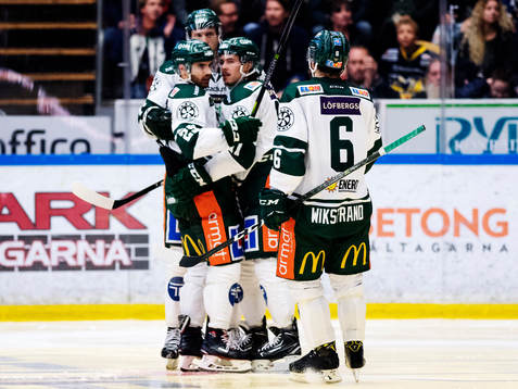 Målskytten till 1-0 Färjestads Martin Johansson jublar