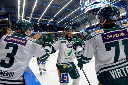 Färjestads Jens Westin och Jesse Virtanen jublar med
