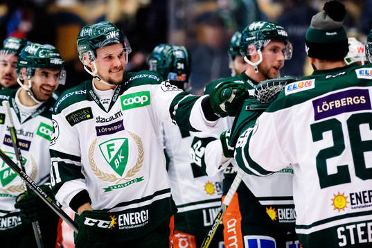 Färjestads Theodor Lennström jublar med lagkamrater
