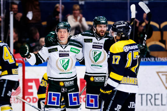 Målskytten till 1-2 Färjestads Oskar Steen jublar med