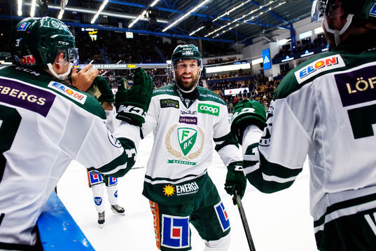 Färjestads Jens Westin och Jesse Virtanen jublar med