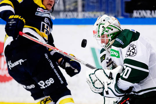 Färjestads målvakt Lars Haugen med en räddning