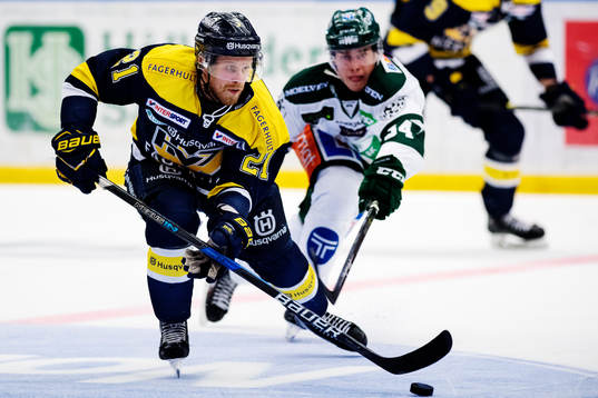 s Mattias Tedenby jagas av Färjestads Michael Lindqvist