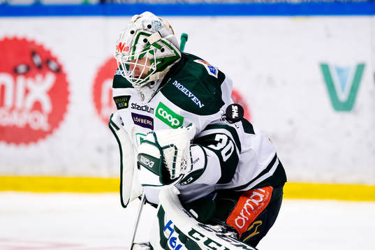Pucken går förbi Färjestads målvakt Lars Haugen