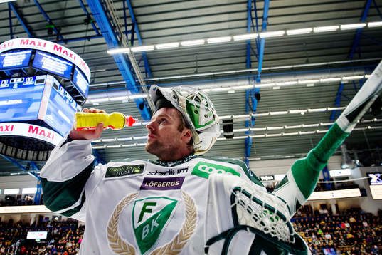 Färjestads målvakt Lars Haugen dricker
