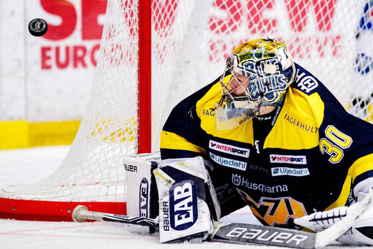 s målvakt Linus Söderström ser pucken gå utanför mål
