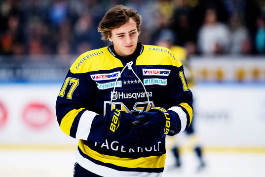 s Isac Brännström grimaserar utan hjälm
