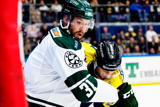 Färjestads Dick Axelsson i närkamp
