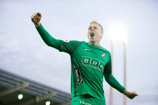 Häckens målvakt Peter Abrahamsson jublar