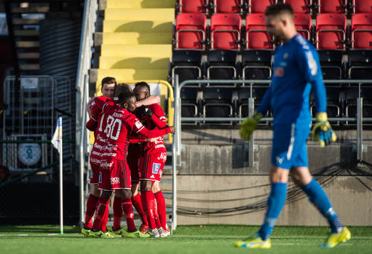 Östersund jublar och Örebros målvakt Oscar Jansson deppar