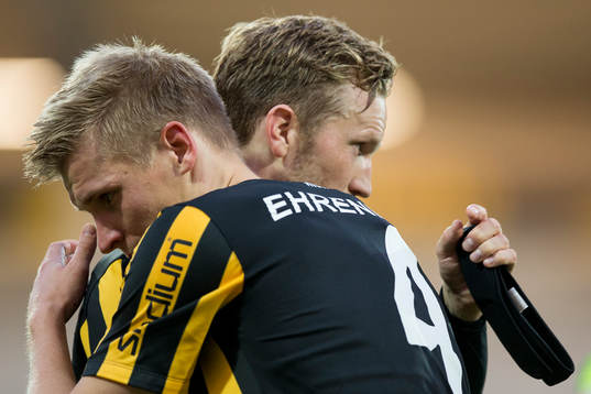 Häckens Rasmus Lindgren och Juhani Ojala kramar om varandra