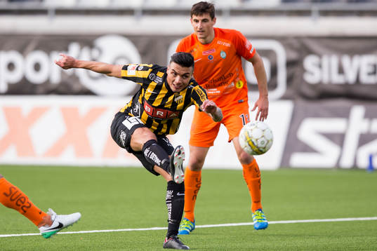 Häckens Ahmed Yasin skjuter ett skott