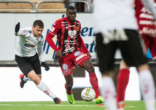 Örebros Brendan Hines-Ike och Östersunds Ken Sema i kamp