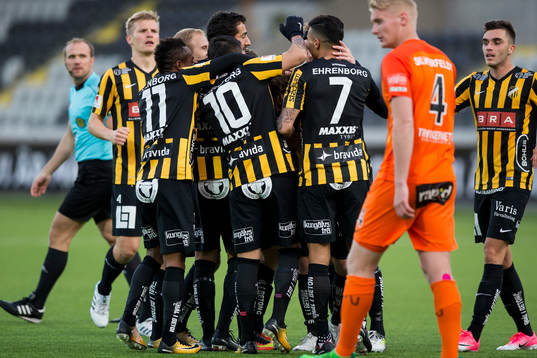 Häckens Erik Friberg jublar och omfamnas