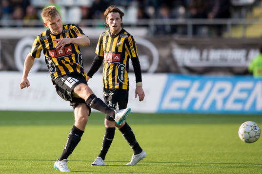 Häckens Juhani Ojala skjuter ett skott