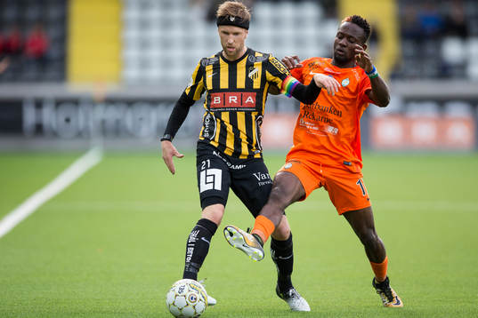 Häckens Rasmus Lindgren och AFC Eskilstunas Mohamed Buya