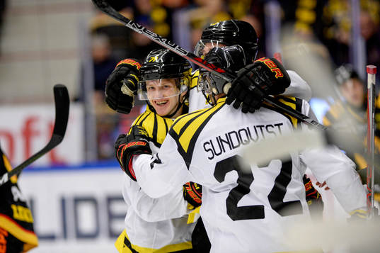 Brynäs Lucas Carlsson jublar med lagkamrater