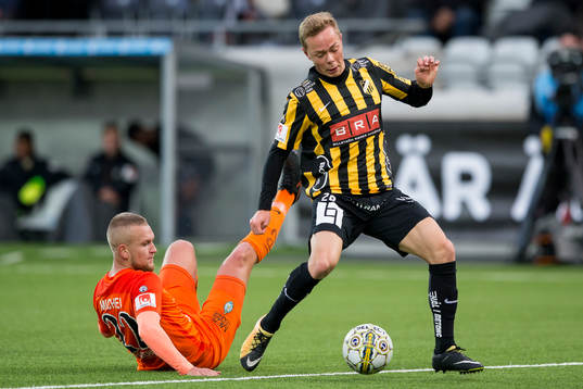 AFC Eskilstunas Alexander Michel försöker tackla Häckens