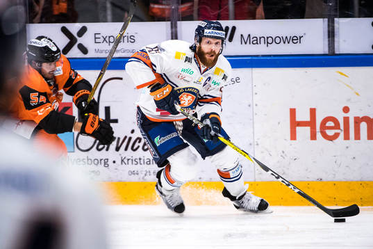 Karlskronas Alexander Deilert  jagar Växjös Liam Reddox