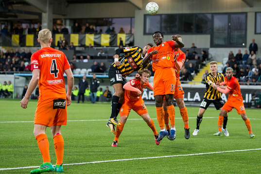 Häckens Mathias Ranégie mot AFC Eskilstunas Taye Taiwo