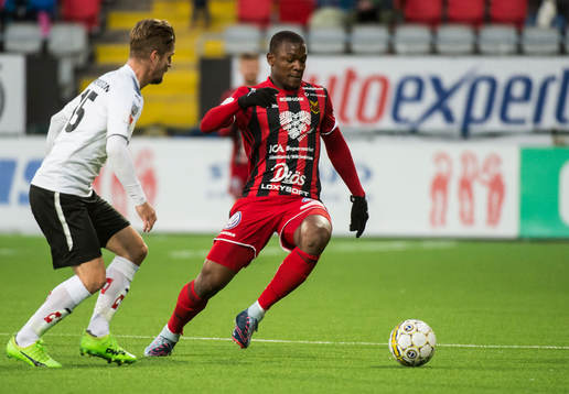 Örebros Martin Lorentzson och Östersunds Ken Sema i kamp