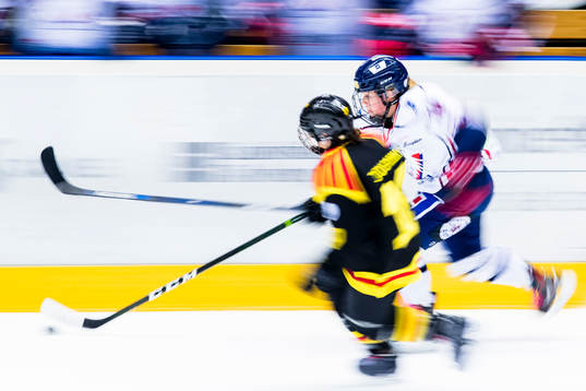 Linköpings Matilda Af Bjur med puck, jagas av Brynäs