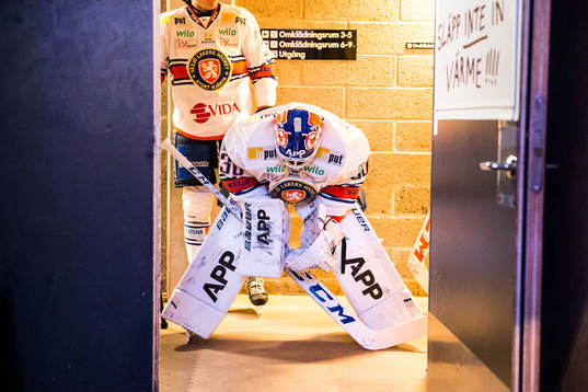 Växjös målvakt Viktor Fasth på väg in till värmningen