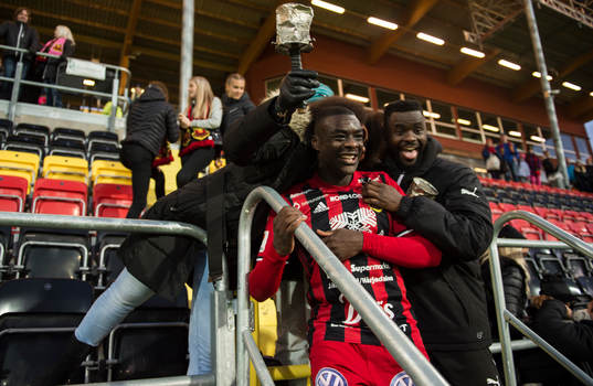 Östersunds Ken Sema och Örebros Maic Sema firar med