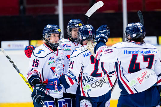 Linköpings Lara Stalder (v) gör 1-7 och gratuleras av