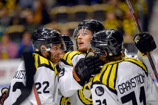 Brynäs Lucas Carlsson jublar med lagkamrater