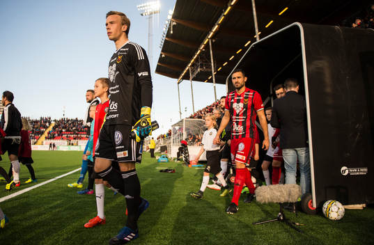 Östersunds målvakt Andreas Andersson äntrar planen