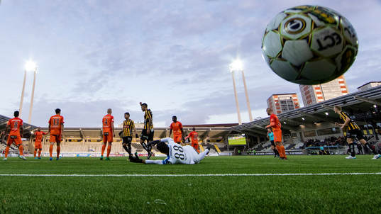 Häckens Nasiru Mohammed skjuter 3-0 bakom AFC Eskilstunas