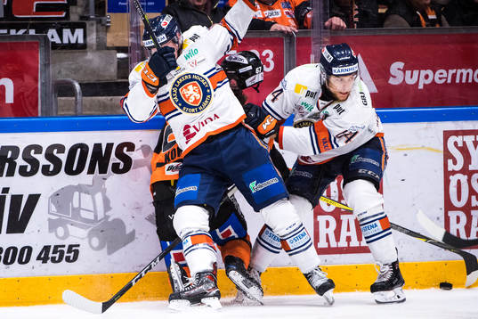 Växjös Martin Lundberg och Peter Andersson trycker ner