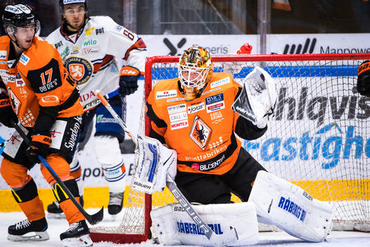 Karlskronas målvakt Johannes Jönsson  räddar