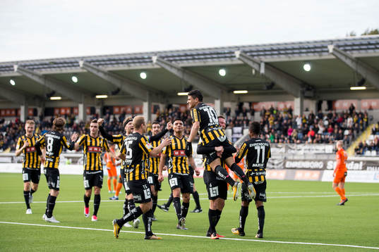 Häckens Paulinho jublar och omfamnas