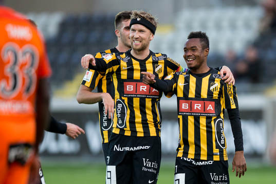 Häckens Rasmus Lindgren jublar och omfamnar Nasiru Mohammed
