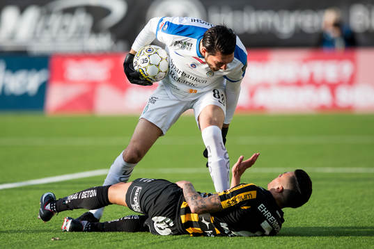 AFC Eskilstunas Målvakt Alireza Haghighi reagerar på