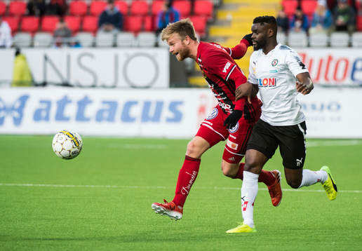 Östersunds Curtis Edwards och Örebros Maic Sema i kamp om