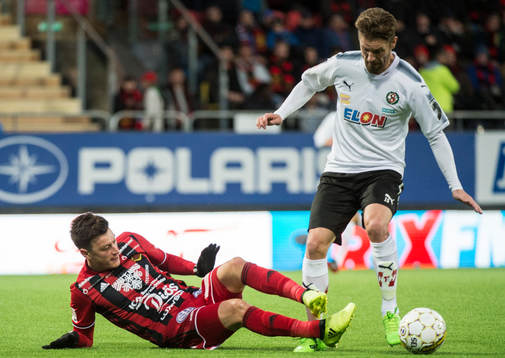 Östersunds Jamie Hopcutt och Martin Lorentzson i kamp om