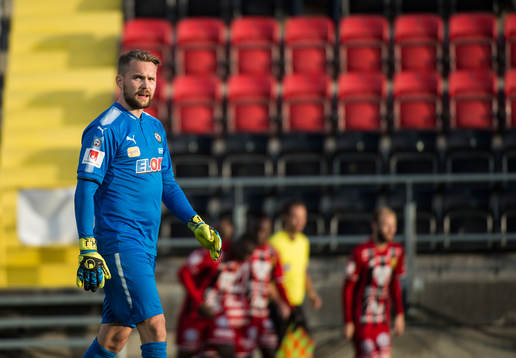 Örebros målvakt Oscar Jansson deppar