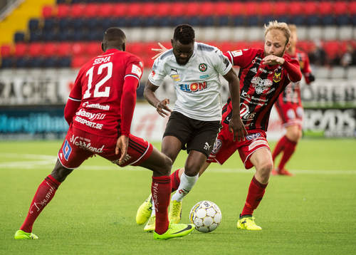 Ken Sema, Maic Sema och Curtis Edwards i kamp om bollen