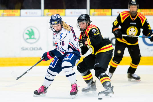 Linköpings Matilda Af Bjur i kamp om pucken med Brynäs