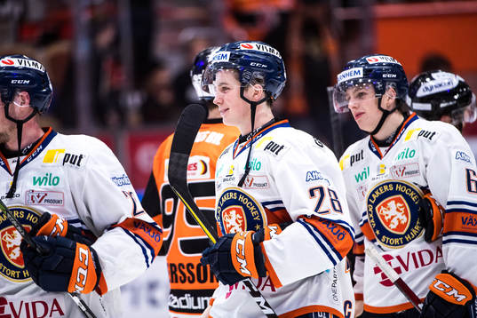 Växjös Nils Carnbäck  jublar