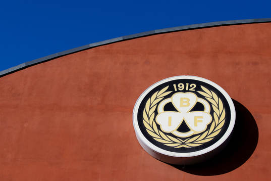 Brynäs klubbmärke på en vägg utanför Gavlerinken