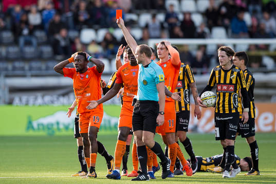 Domare Patrik Eriksson visar rött kort till AFC