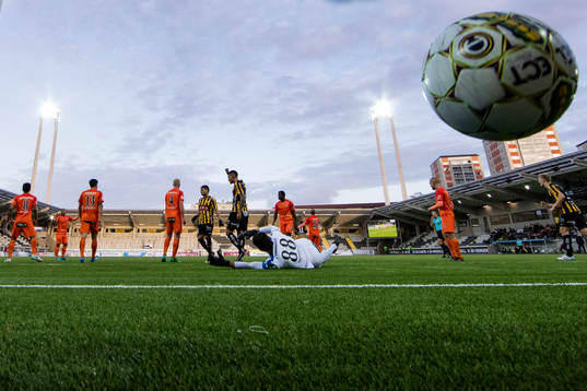 Häckens Nasiru Mohammed skjuter 3-0 bakom AFC Eskilstunas