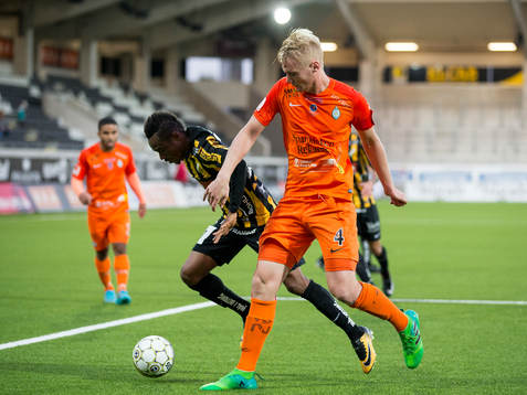 Häckens Nasiru Mohammed mot AFC Eskilstunas Ludvig Öhman