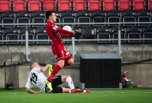 Örebros Sebastian Ring och Jamie Hopcutt i kamp om bollen