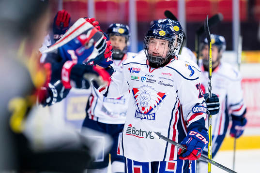 Linköpings Madelen Haug Hansen gratuleras av lagkamrater